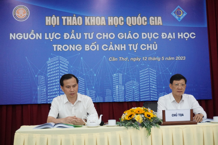 Chủ tọa điều hành phiên thảo luận thứ 3 của hội thảo vào chiều ngày 12/5.