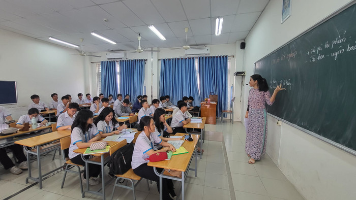 Học sinh lớp 12 Trường trung học phổ thông Linh Trung trong giờ ôn tập thi tốt nghiệp (ảnh: P.L) Học sinh lớp 12 Trường trung học phổ thông Linh Trung trong giờ ôn tập thi tốt nghiệp (ảnh: P.L)