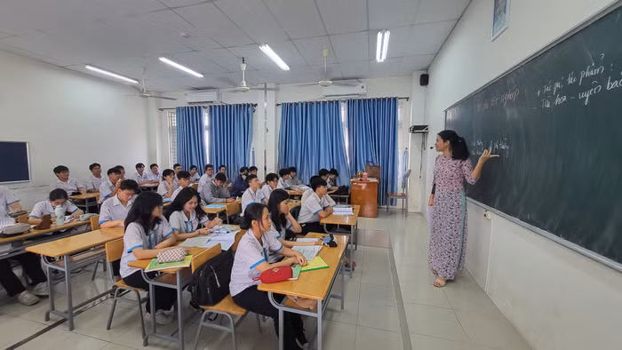 Học sinh lớp 12 Trường trung học phổ thông Linh Trung trong giờ ôn tập thi tốt nghiệp (ảnh: P.L)