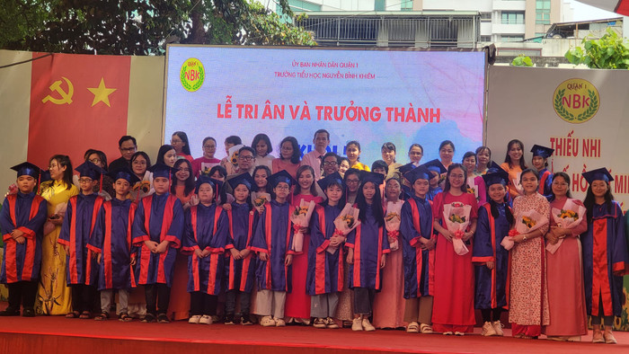 Các học sinh lớp 5 có thành tích xuất sắc của trường tặng hoa cho thầy cô giáo (ảnh: P.L) Các học sinh lớp 5 có thành tích xuất sắc của trường tặng hoa cho thầy cô giáo (ảnh: P.L)