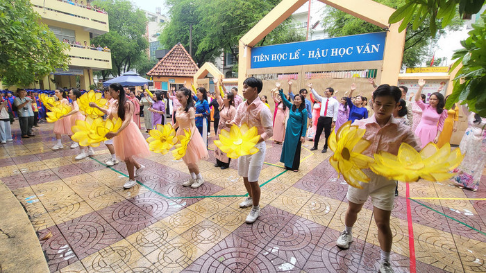 Thầy cô giáo của trường đồng diễn văn nghệ, chúc mừng trưởng thành của học sinh lớp 5 (ảnh: P.L) Thầy cô giáo của trường đồng diễn văn nghệ, chúc mừng trưởng thành của học sinh lớp 5 (ảnh: P.L)