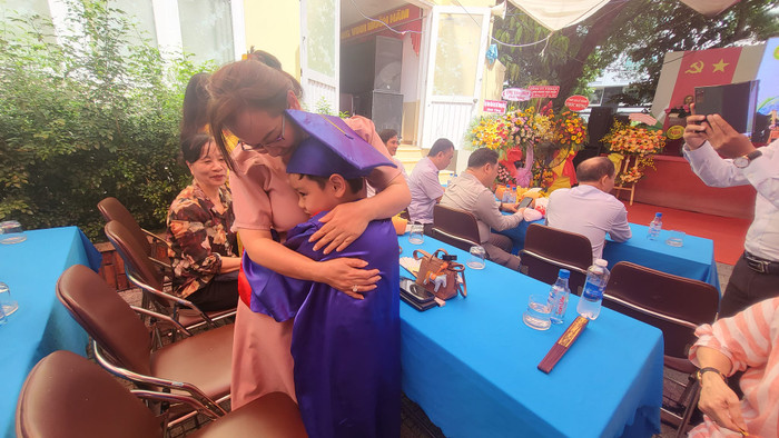 Học sinh lớp 5 thể hiện nghĩa cử tri ân mẹ mình ngay tại buổi lễ (ảnh: P.L) Học sinh lớp 5 thể hiện nghĩa cử tri ân mẹ mình ngay tại buổi lễ (ảnh: P.L)