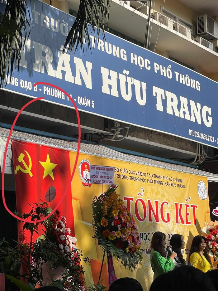 Biểu tượng cờ Đảng mà Trường Trần Hữu Trang in nhầm trên phông khánh tiết buổi lễ tổng kết sáng ngày 23/5 (ảnh: Giáo viên cung cấp) Biểu tượng cờ Đảng mà Trường Trần Hữu Trang in nhầm trên phông khánh tiết buổi lễ tổng kết sáng ngày 23/5 (ảnh: Giáo viên cung cấp)