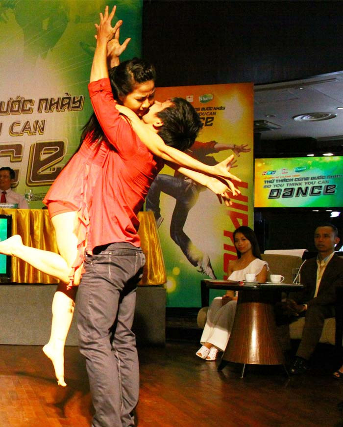 Về Việt Nam với tên gọi “Thử thách cùng bước nhảy” chương trình sẽ dành cho đối tượng khán giả tử 16 đến 30 có đam mê khiêu vũ ở nhiều thể loại khác nhau từ: ballroom, ballet, contemporary, Broadway, Jazz đến các thể loại salsa, jive, hip-hop...Thử thách cùng bước nhảy dự kiến chính thức tuyển sinh từ cuối tháng 7/2012 tại 4 thành phố lớn là Hà Nội, Đà Nẵng, TP. HCM và Cần Thơ. Về Việt Nam với tên gọi “Thử thách cùng bước nhảy” chương trình sẽ dành cho đối tượng khán giả tử 16 đến 30 có đam mê khiêu vũ ở nhiều thể loại khác nhau từ: ballroom, ballet, contemporary, Broadway, Jazz đến các thể loại salsa, jive, hip-hop...Thử thách cùng bước nhảy dự kiến chính thức tuyển sinh từ cuối tháng 7/2012 tại 4 thành phố lớn là Hà Nội, Đà Nẵng, TP. HCM và Cần Thơ.
