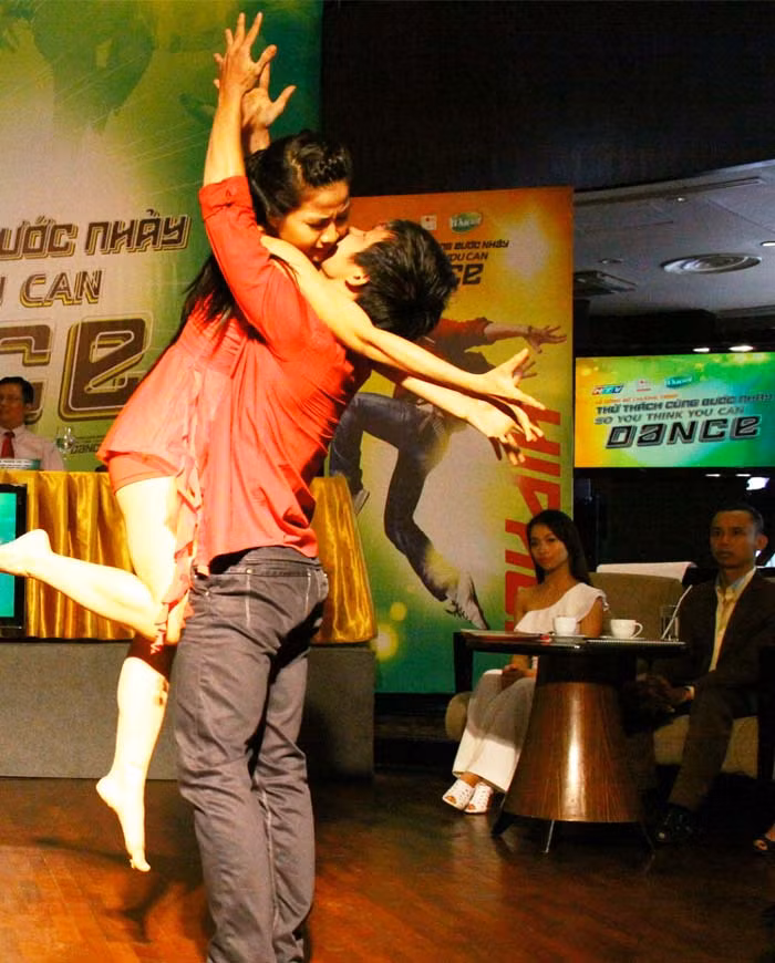 Về Việt Nam với tên gọi “Thử thách cùng bước nhảy” chương trình sẽ dành cho đối tượng khán giả tử 16 đến 30 có đam mê khiêu vũ ở nhiều thể loại khác nhau từ: ballroom, ballet, contemporary, Broadway, Jazz đến các thể loại salsa, jive, hip-hop...Thử thách cùng bước nhảy dự kiến chính thức tuyển sinh từ cuối tháng 7/2012 tại 4 thành phố lớn là Hà Nội, Đà Nẵng, TP. HCM và Cần Thơ.