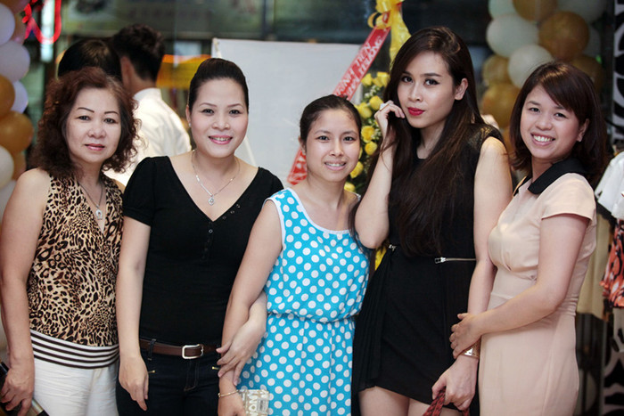 Người hâm mộ tranh thủ chụp ảnh lưu niệm cùng Hương Giang.