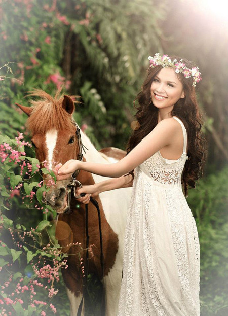 Diễm Hương luôn cố gắng giữ cho bản thân một hình ảnh sạch scandal, cô cũng tham gia khá nhiều hoạt động từ thiện từ khi đăng quang (Theo Đất Việt) Diễm Hương luôn cố gắng giữ cho bản thân một hình ảnh sạch scandal, cô cũng tham gia khá nhiều hoạt động từ thiện từ khi đăng quang (Theo Đất Việt)