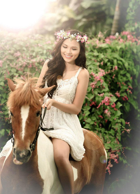 Diễm Hương hóa thân hình ảnh cô gái trong sáng, yêu đời trong khung cảnh lãng mạn xung quanh đầy hoa. Diễm Hương hóa thân hình ảnh cô gái trong sáng, yêu đời trong khung cảnh lãng mạn xung quanh đầy hoa.