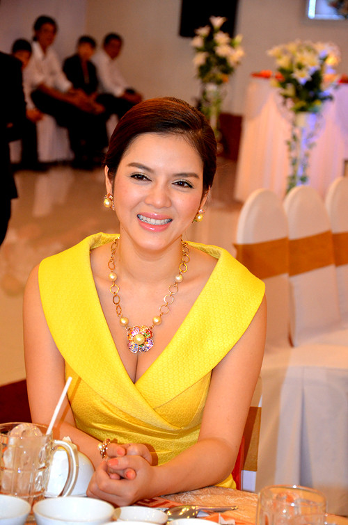 Người đẹp phim 'Kiều nữ và đại gia' khoe vòng 1 gợi cảm trong một event dành cho doanh nhân vào cuối tuần qua. Người đẹp phim 'Kiều nữ và đại gia' khoe vòng 1 gợi cảm trong một event dành cho doanh nhân vào cuối tuần qua.