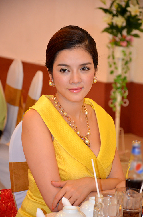 Sau những ồn ào về việc khoe của và tin đồn kết hôn, mới đây, Lý Nhã Kỳ còn vướng vào nghi án mang thai khi một trang mạng đăng loạt ảnh cô mặc váy rộng thùng thình đi dạo phố Hà Nội. Trước thông tin này, người quản lý của Đại sứ Du lịch đã lên tiếng đính chính và phủ nhận mọi lời đồn. Sau những ồn ào về việc khoe của và tin đồn kết hôn, mới đây, Lý Nhã Kỳ còn vướng vào nghi án mang thai khi một trang mạng đăng loạt ảnh cô mặc váy rộng thùng thình đi dạo phố Hà Nội. Trước thông tin này, người quản lý của Đại sứ Du lịch đã lên tiếng đính chính và phủ nhận mọi lời đồn.