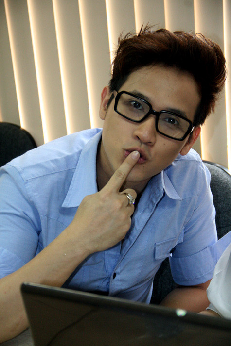 MC Nguyên Vũ trong buổi giao lưu trực tuyến với Báo Giáo dục Việt Nam.