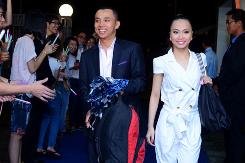 Sau một thời gian không xuất hiện cùng nhau, tối qua, trong đêm hội tụ Người dẫn đầu và Gala trao giải của chương trình Tôi là người dẫn đầu, giám khảo của Bước nhảy hoàn vũ và "người tình nhỏ bé" của mình đã cùng nhau sánh bước trên thảm xanh. Sau một thời gian không xuất hiện cùng nhau, tối qua, trong đêm hội tụ Người dẫn đầu và Gala trao giải của chương trình Tôi là người dẫn đầu, giám khảo của Bước nhảy hoàn vũ và "người tình nhỏ bé" của mình đã cùng nhau sánh bước trên thảm xanh.