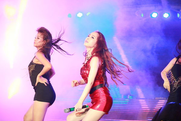 Với những màn hất tóc.... Với những màn hất tóc....