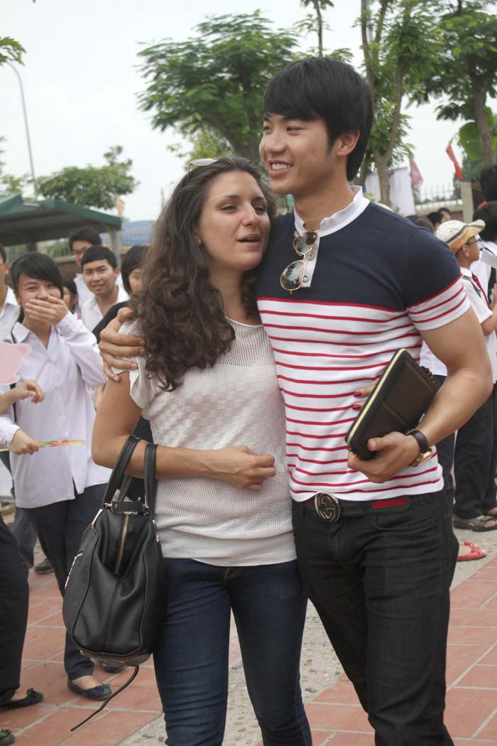 Trương Nam Thanh thân thiết bên nữ vũ công. Trương Nam Thanh thân thiết bên nữ vũ công.