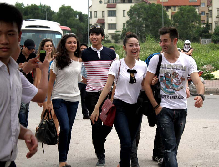 Trong lúc sánh đôi, cuộc trò chuyện của 2 người không ngớt tiếng cười. Trong lúc sánh đôi, cuộc trò chuyện của 2 người không ngớt tiếng cười.