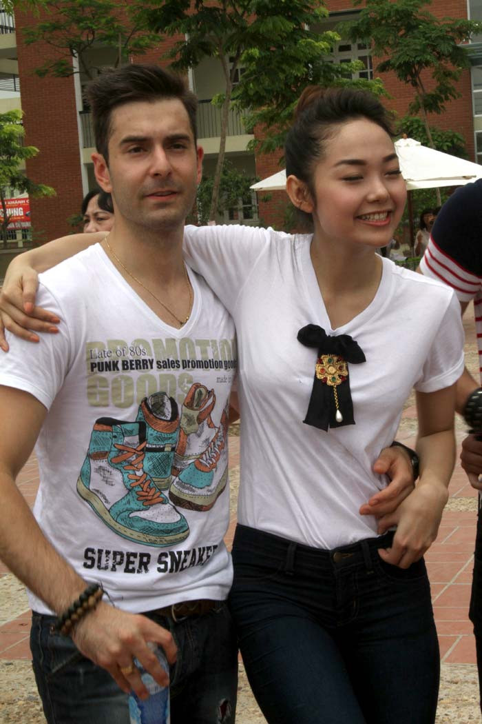 Minh Hằng luôn rất tình tứ bên bạn nhảy của mình. Minh Hằng luôn rất tình tứ bên bạn nhảy của mình.