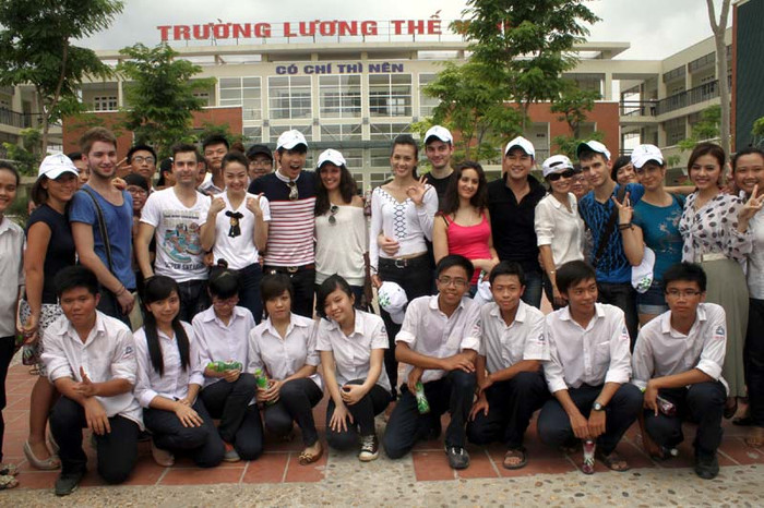 Các học sinh nhà trường rất háo hức khi được chào đón môt lúc rất nhiều ngôi sao làng giải trí. Các học sinh nhà trường rất háo hức khi được chào đón môt lúc rất nhiều ngôi sao làng giải trí.