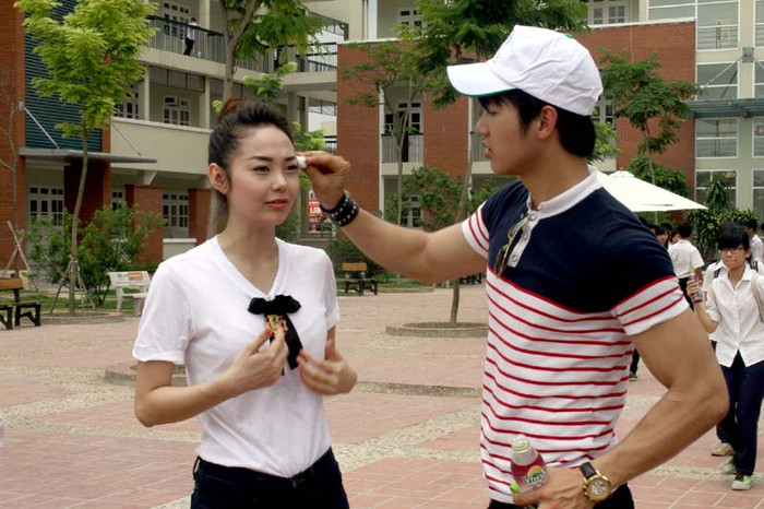 Cô còn được Trương Nam Thành lau mồ hôi giúp khá tình cảm trước đông người. Cô còn được Trương Nam Thành lau mồ hôi giúp khá tình cảm trước đông người.