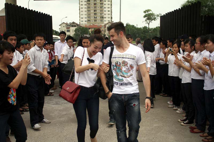 Fan của Minh Hằng thích thú khi được diện kiến thần tượng. Nam vũ công tỏ ra rất chiều chuộng Minh Hằng. Fan của Minh Hằng thích thú khi được diện kiến thần tượng. Nam vũ công tỏ ra rất chiều chuộng Minh Hằng.