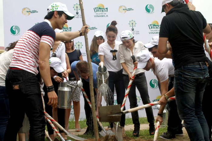 Các thí sinh hào hứng với công việc trồng cây xanh. Các thí sinh hào hứng với công việc trồng cây xanh.