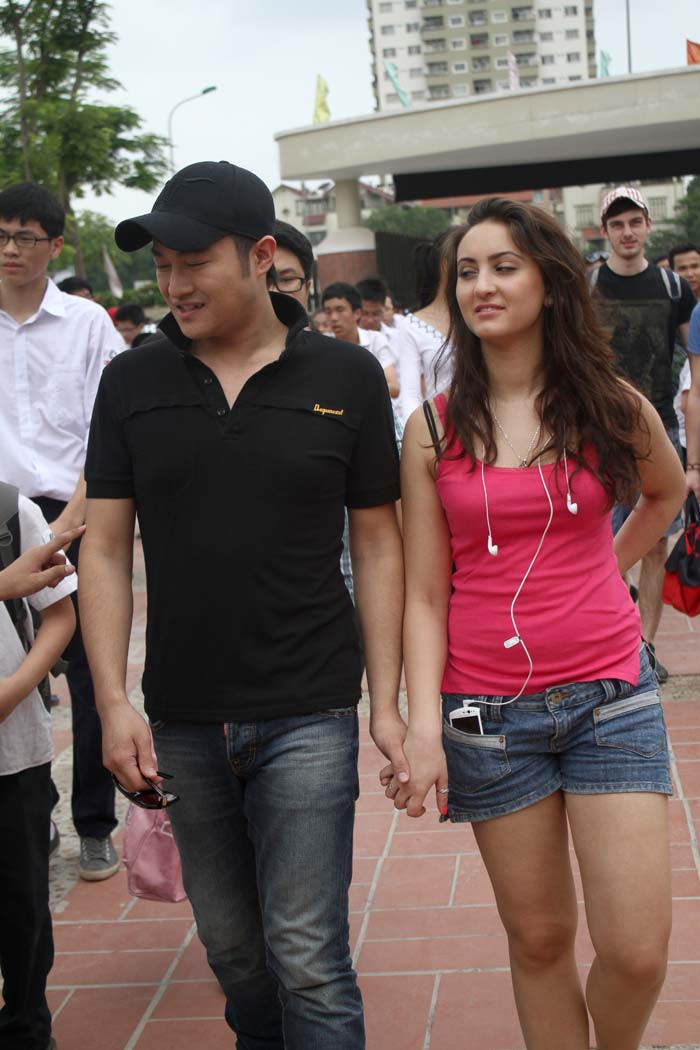 Anh cũng không ngại tình tứ nắm tay bạn nhảy. Anh cũng không ngại tình tứ nắm tay bạn nhảy.