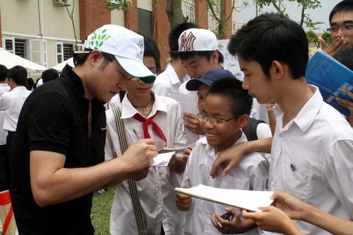 Ở một góc khác, Minh Quân mướt mồ hôi ký tặng các fan. Ở một góc khác, Minh Quân mướt mồ hôi ký tặng các fan.