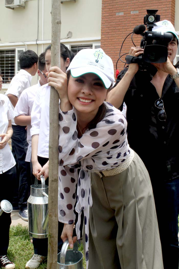 Vân Trang cười tươi khi hoàn thành công việc trồng cây xanh. Vân Trang cười tươi khi hoàn thành công việc trồng cây xanh.