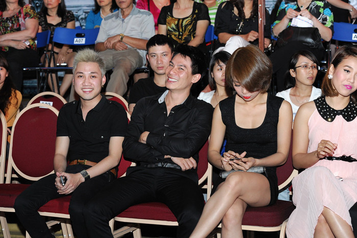 Don Nguyễn với mái tóc bạch kim hào hứng theo dõi BNHV. Don Nguyễn với mái tóc bạch kim hào hứng theo dõi BNHV.