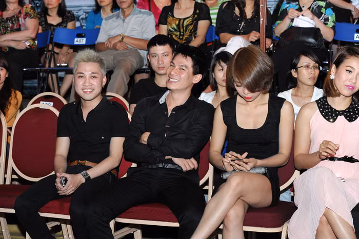 Don Nguyễn với mái tóc bạch kim hào hứng theo dõi BNHV. Don Nguyễn với mái tóc bạch kim hào hứng theo dõi BNHV.