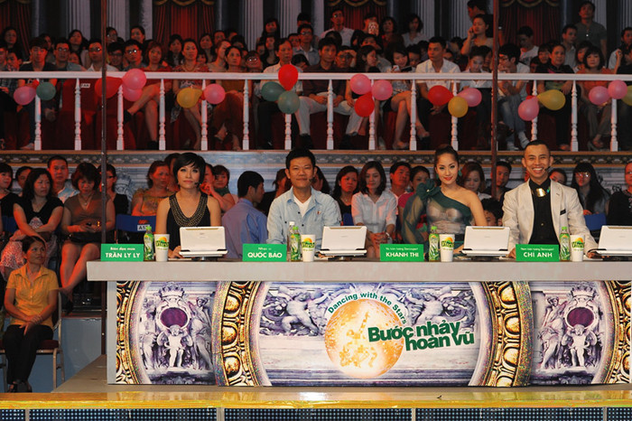 Giám khảo nữ đầu tiên của Bước nhảy hoàn vũ 2012, Ly Ly có nhiều nhận xét, đôi khi bị cho là rông rài, chưa thuyết phục. Giám khảo nữ đầu tiên của Bước nhảy hoàn vũ 2012, Ly Ly có nhiều nhận xét, đôi khi bị cho là rông rài, chưa thuyết phục.