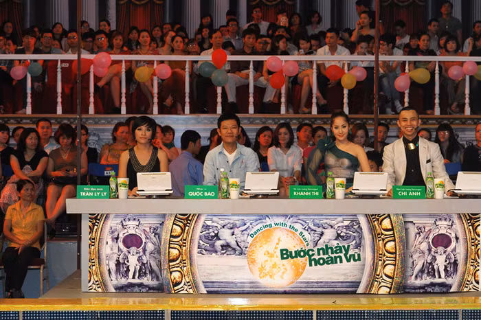 Giám khảo nữ đầu tiên của Bước nhảy hoàn vũ 2012, Ly Ly có nhiều nhận xét, đôi khi bị cho là rông rài, chưa thuyết phục. Giám khảo nữ đầu tiên của Bước nhảy hoàn vũ 2012, Ly Ly có nhiều nhận xét, đôi khi bị cho là rông rài, chưa thuyết phục.