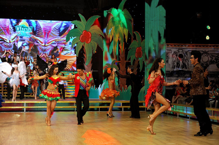 Trong phần nhận xét, Chí Anh chia sẻ, bản thân anh rất hạnh phúc khi được du lịch khắp nơi qua các phần thi của các thí sinh. Còn Khánh Thi thấy ‘nóng’ mắt vì trang phục nhiều màu sắc của Minh Quân, nhưng càng đi sâu vào trong Minh quân mất dần sự sôi động