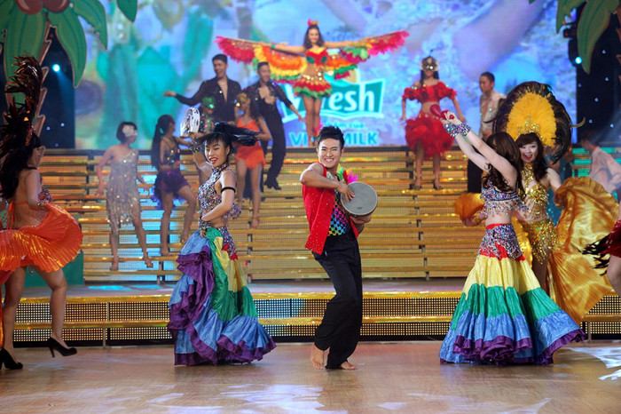 Minh Quân chọn biểu diễn chân trần với điệu nhảy Samba đầy quyến rũ.