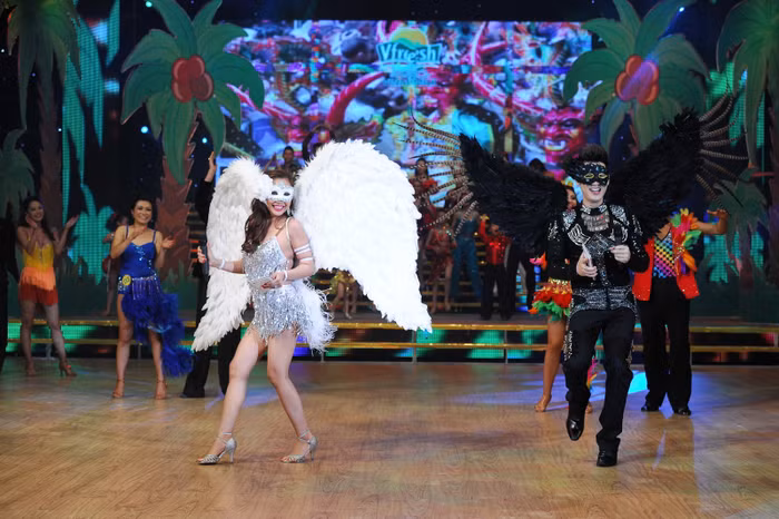 2 MC Nguyên Vũ và Ốc Thanh Vân hóa thân thiên thần và ác quỷ khi dẫn chương trình. 2 MC Nguyên Vũ và Ốc Thanh Vân hóa thân thiên thần và ác quỷ khi dẫn chương trình.