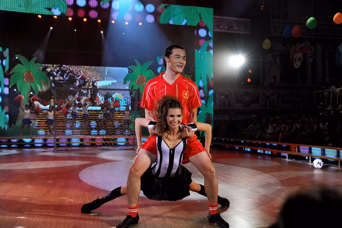 Còn Chí Anh chê: “Độ nhún trong điệu nhảy của Ngọc Ngoan giống như bơm xe, Ngọc Ngoan nhảy sai nhạc nhiều quá, không đúng chân gì cả”.