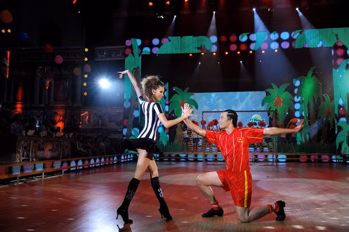 Khánh Thi nhận xét: “Nhịp chân Ngọc Ngoan càng nhảy càng chậm dần, không theo điệu nhạc nữa.”