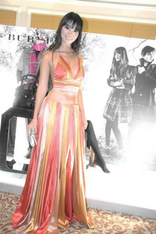 Hà Anh với thời trang lạc mốt của vài năm trước.