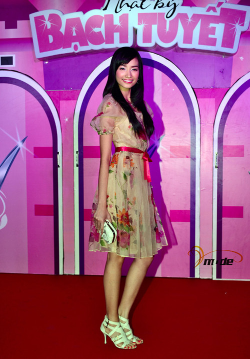 Trúc Diễm giống mấy tiểu thư xã với váy hoa voan tay bồng.