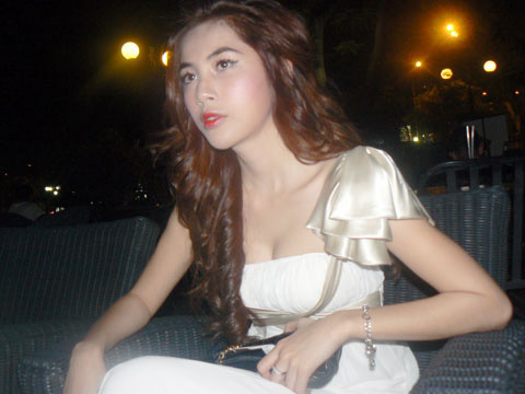 Thủy Tiên hai năm trở lại đây trở thành biểu tượng thời trang của giới trẻ. Nhưng cách đây 3 năm thì phong cách thời trang của cô vẫn không ổn chút nào.Chiếc váy không xấu nhưng khá diêm dúa. Cách trang điểm có phần nhem nhuốc, hoàn toàn không phù hợp hình ảnh sang trọng nữ tính mà Thủy Tiên đang xây dựng hiện nay.