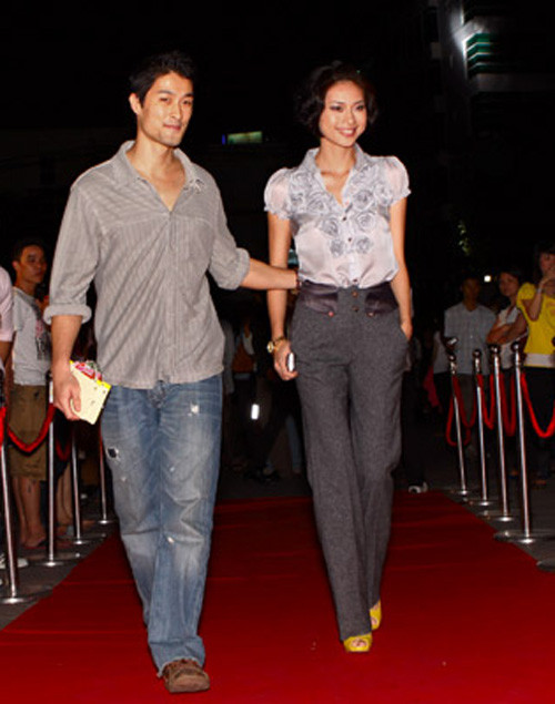 Ngô Thanh Vân thời thượng, quý phái không hiện hữu vào năm 2009. Cách lựa chọntrang phục hoàn toàn lạc lõng với thảm đỏ. Hơn nữa áo sơ mi quần âu và giày của người đẹp đều không phù hợp với phong cách mcủa một ngôi sao.