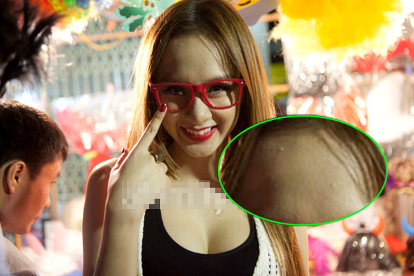 Nếu nhìn kỹ, trán của Angela Phương Trinh xuất hiện những chiếc mụn sần sùi rất xấu xí.