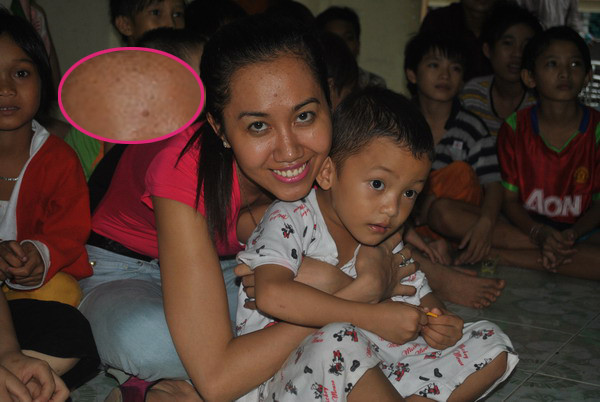 ... Hoa hậu Mỹ Xuân còn lộ làn da đen, kém xinh.