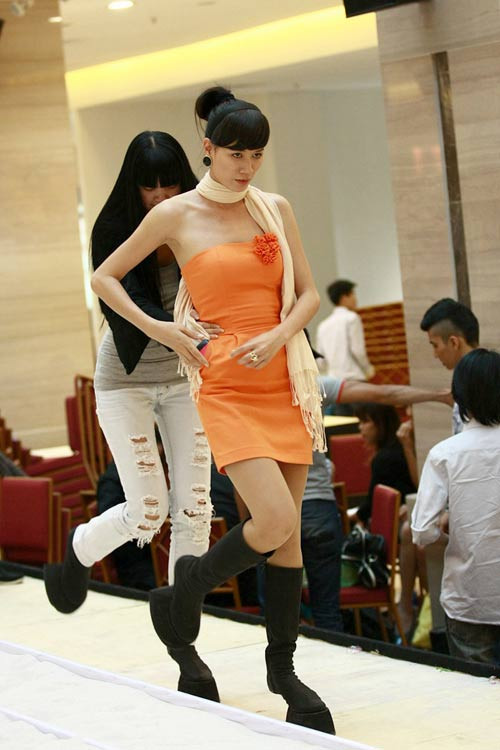 Nó cũng xuất hiện khá nhiều trên sàn catwalk trong nước. Nó cũng xuất hiện khá nhiều trên sàn catwalk trong nước.
