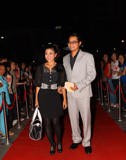 Mai Phương với trang phục hoàn toàn lạc lõng với thảm đỏ.