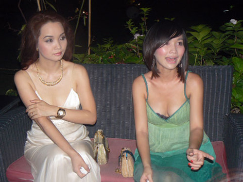 Cả Mai Thu Huyền và Kim Hiền đều diện trang phục như váy ngủ.