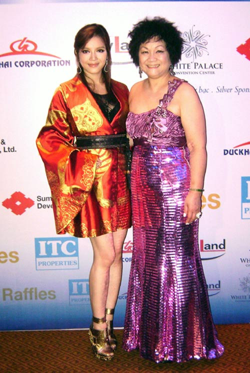 Đôi đế xuồng hầm hố và ấn tượng của Lý Nhã Kỳ mang thương hiệu Alexander McQueen. Đôi đế xuồng hầm hố và ấn tượng của Lý Nhã Kỳ mang thương hiệu Alexander McQueen.