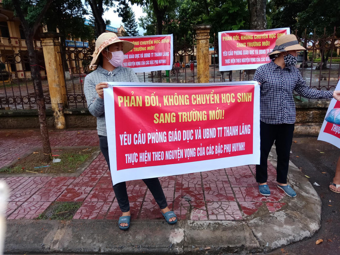 Phụ huynh cầm theo biển bảng nội dung yêu cầu Phòng Giáo dục và Đào tạo huyện Bình xuyên thực hiện theo nguyện vọng của phụ huynh. Ảnh: NVCC. Phụ huynh cầm theo biển bảng nội dung yêu cầu Phòng Giáo dục và Đào tạo huyện Bình xuyên thực hiện theo nguyện vọng của phụ huynh. Ảnh: NVCC.