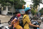 Phụ huynh Hạ Đình cho con nghỉ học, đeo khẩu trang kín mít vì sợ thủy ngân Phụ huynh Hạ Đình cho con nghỉ học, đeo khẩu trang kín mít vì sợ thủy ngân