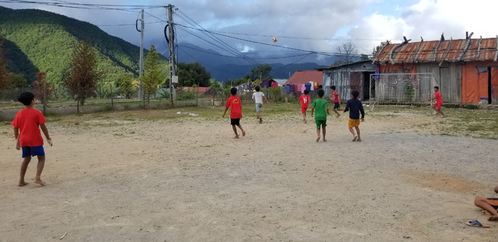 Học sinh bán trú chơi đá bóng vào thời gian rảnh. Ảnh: NVCC. Học sinh bán trú chơi đá bóng vào thời gian rảnh. Ảnh: NVCC.