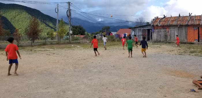 Học sinh bán trú chơi đá bóng vào thời gian rảnh. Ảnh: NVCC.